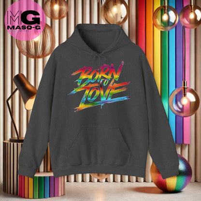 "Zwarte hoodie met de tekst 'Born To Love', ontworpen voor een stijlvolle en inclusieve uitstraling."